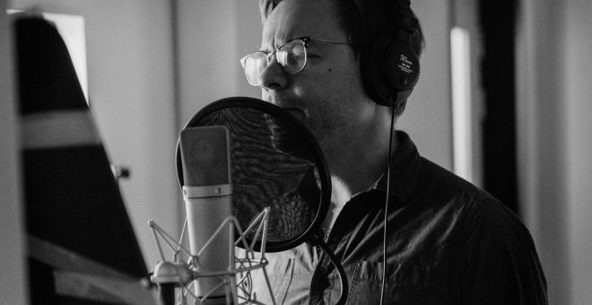 röstcasting-kim-pratar-i-speaker